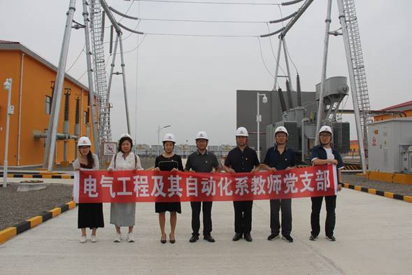 一群人站在船上AI 生成的内容可能不正确。